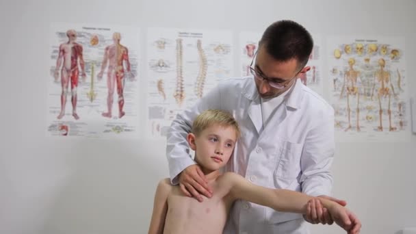 Ortopedista Pediátrico Examina Niño Una Clínica Tratamiento Escoliosis Concepto Medicina — Vídeos de Stock