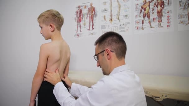 Ortopedista Pediátrico Examina Niño Una Clínica Tratamiento Escoliosis Concepto Medicina — Vídeos de Stock