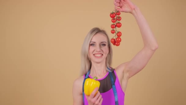 Mulher Alegremente Segura Uma Pimenta Tomates Seu Braço Sorrindo Gesticulando — Vídeo de Stock
