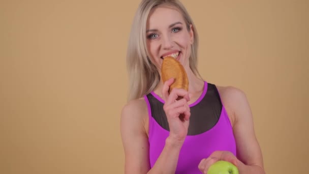 Femeia Blondă Bucură Mâncarea Zâmbet Față Timp Ține Măr Într — Videoclip de stoc