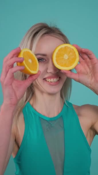 Szczęśliwa Kobieta Uśmiechem Trzyma Dwa Kawałki Słodkiej Cytryny Owoce Cytrusowe — Wideo stockowe