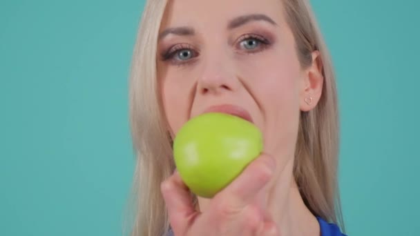 Die Weibliche Nase Runzelt Vor Freude Als Sie Einen Bissen — Stockvideo