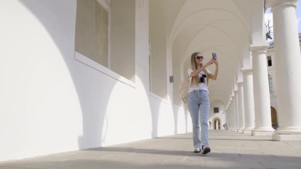 Una Mujer Está Capturando Una Selfie Pasillo Con Teléfono Mostrando — Vídeos de Stock