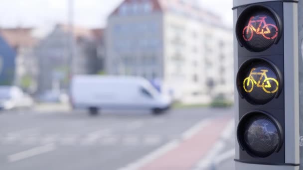 显示自行车标志的交通灯的详细视图 包括车辆 建筑物和沥青路面等周围环境 — 图库视频影像