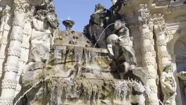 Fontanna Posągami Zdobi Fasadę Średniowiecznego Budynku Tworząc Artystyczną Mieszankę Architektury — Wideo stockowe
