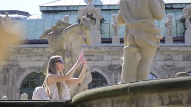 Eine Frau Die Eine Skulptur Mit Ihrem Handy Festhält Fügt — Stockvideo