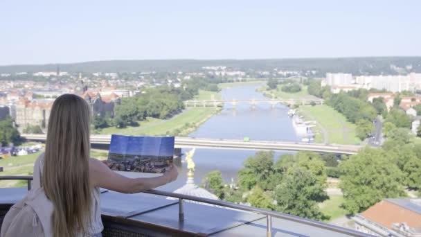 Egy Aki Megragadja Városi Tájat Víz Folyik Folyón Épületek Állnak — Stock videók