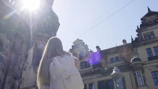 Женщина Идет Перед Зданием Статуей Заднем Плане Облачным Небом Окружении — стоковое видео