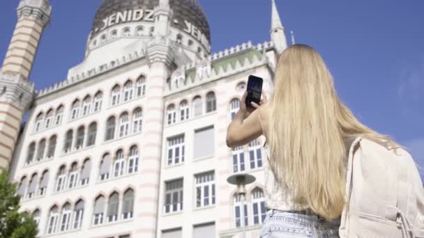 Kobieta Stoi Przy Wysokim Budynku Patrząc Okna Tle Panoramy Miasta — Wideo stockowe