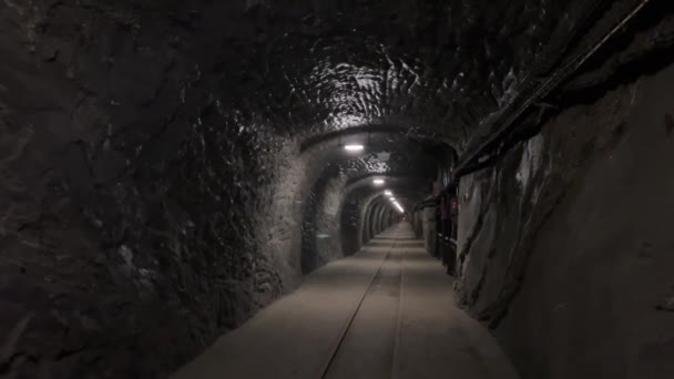 Монохромное Здание Арочной Дорожкой Напоминает Темный Туннель Ведущий Отдаленному Свету — стоковое видео