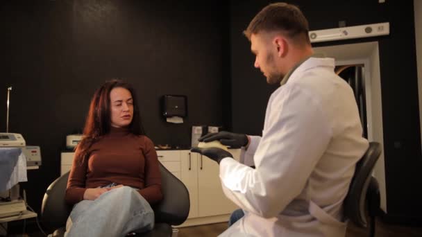 Ein Arzt Schutzhandschuhen Hält Ein Neues Modisches Silikon Brustimplantat Der — Stockvideo