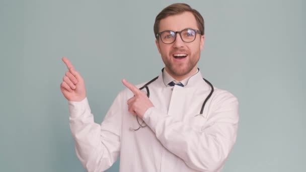 Médico Usando Óculos Uma Camisa Com Gravata Aponta Para Cima — Vídeo de Stock