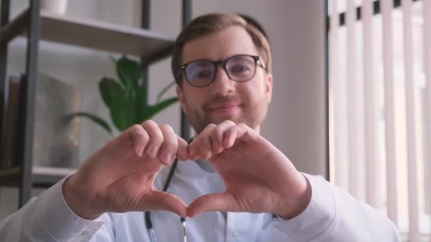Médico Está Sorrindo Fazendo Uma Forma Coração Com Mãos Mostrando — Vídeo de Stock