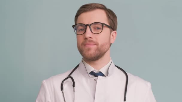 Médico Com Estetoscópio Redor Pescoço Está Usando Óculos Para Cuidados — Vídeo de Stock