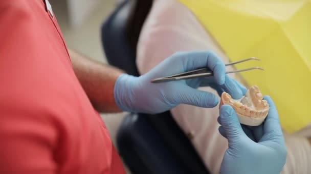 Χρησιμοποιώντας Τσιμπιδάκι Οδοντίατρος Διερευνά Προσεκτικά Στόμα Των Ασθενών Εξετάζοντας Δόντια — Αρχείο Βίντεο