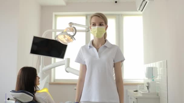 Interior Edifício Dentário Uma Dentista Feminina Usando Uma Máscara Fica — Vídeo de Stock