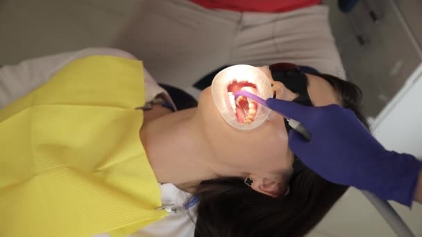 Vrouw Laat Haar Tanden Onderzoeken Door Een Tandarts Glimlachend Met — Stockvideo