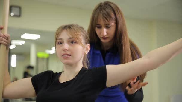 Femeie Extinde Brațele Unei Tinere Fete Timpul Unei Sesiuni Gimnastică — Videoclip de stoc