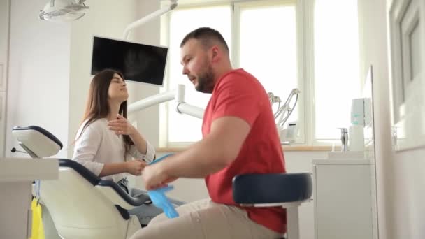 Uomo Condivide Momento Divertente Con Suo Dentista Mentre Seduto Una — Video Stock