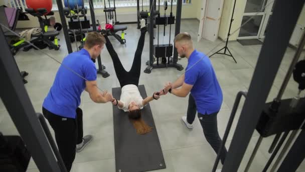Dois Homens Assistindo Mulher Com Exercícios Com Foco Movimentos Perna — Vídeo de Stock