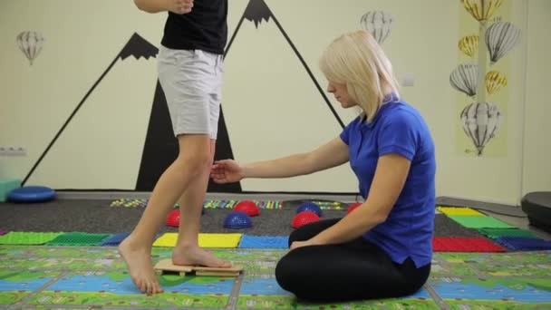 Woman Assists Child Learning Walk Supporting Arm Wearing Shorts Engaging — Stock Video