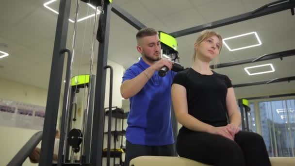 Bir Erkek Spor Salonunda Bir Kadının Bacağına Masaj Yaparak Tişört — Stok video