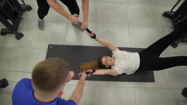 Ein Mann Unterstützt Eine Frau Bei Der Durchführung Von Yoga — Stockvideo