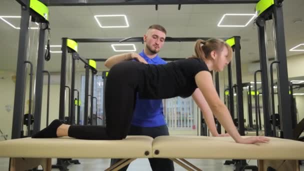 Gym Byggnad Man Använder Ett Träbord Som Fixtur För Att — Stockvideo