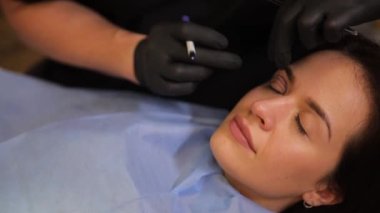 Plastik ameliyattan önce yüzünde yakın çekim blefaroplasti izi var. Klinikteki göz çevresini değiştirmek için..