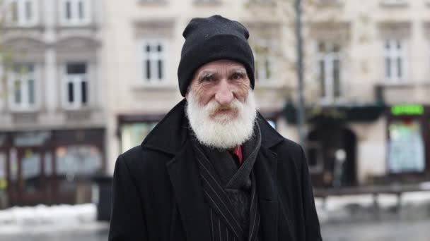 Portret Van Een Oude Gerimpelde Lachende Man Met Een Baard — Stockvideo