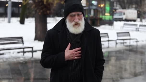 Stary Dziadek Miał Atak Serca Stojąc Zewnątrz Zimowej Odzieży Wierzchniej — Wideo stockowe