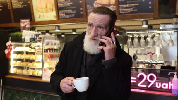 Homem Europeu Idoso Está Falando Telefone Enquanto Está Sentado Café — Vídeo de Stock