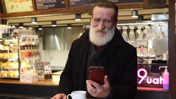 Anciano Francés Vestido Negro Comunica Una Videollamada Sentado Acogedor Café — Vídeos de Stock