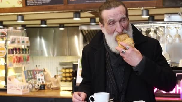 Egy Gazdag Öregember Francia Reggelije Egy Hangulatos Kávézóban Egy Ráncos — Stock videók