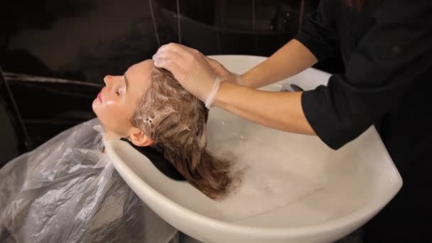Красива Жінка Миє Волосся Після Фарбування Волосся Студії Жіночий Перукар — стокове відео