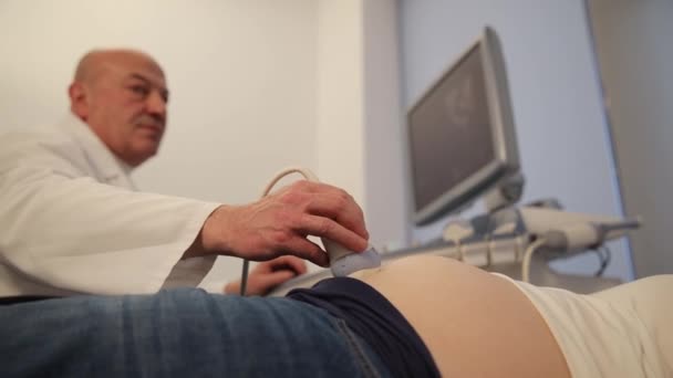 Erkek Doktor Hastanede Hamile Bir Kadın Için Ultrason Yapıyor Ultrason — Stok video