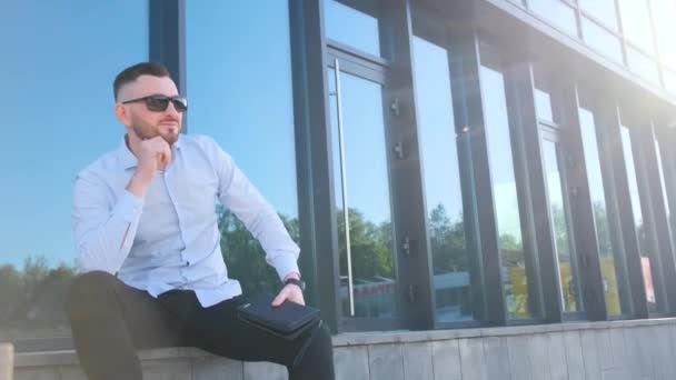 Homem Com Roupas Formais Óculos Sol Senta Nos Degraus Edifício — Vídeo de Stock