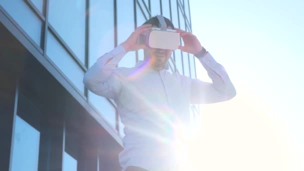Hombre Con Casco Realidad Virtual Luz Del Sol Mirando Cielo — Vídeo de stock