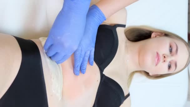 Kobieta Leży Łóżku Jej Żołądek Owinięty Jest Bandaż Podczas Gdy — Wideo stockowe