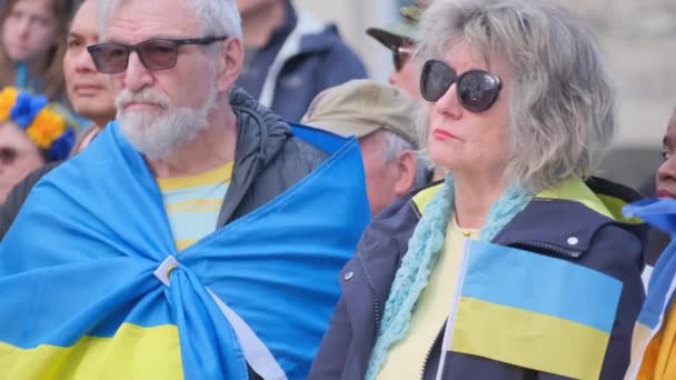 Митинг Украинцев Против Русской Войны Помощь Украинцам Два Года Войны — стоковое видео