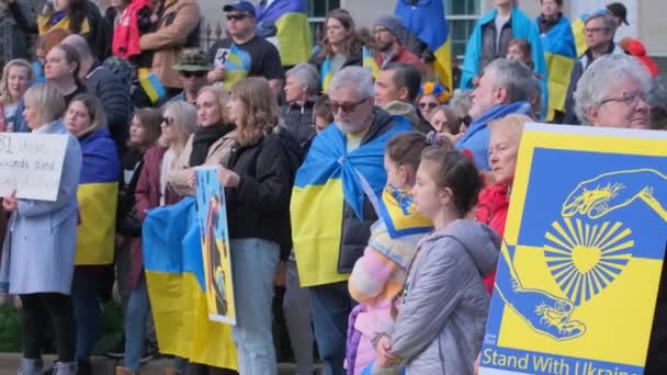 Rally Van Oekraïners Tegen Russias Oorlog Hulp Voor Oekraïners Twee — Stockvideo