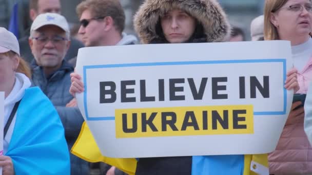 Grupo Ucranianos Está Reunindo Honra Dois Anos Desde Invasão Grande — Vídeo de Stock