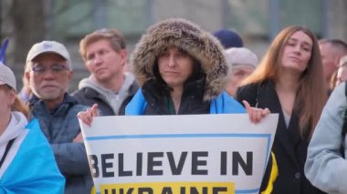 NEW YORK, ABD, ABD - 24 Şubat 2024: Ukrayna 'daki savaşa karşı barışçıl bir mitingde insanlar. Rusya ile 2 yıl süren tam savaş..