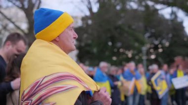 Washington, DC, ABD - 24 Şubat 2024: Bir grup insan Ukrayna 'nın işgalini protesto etmek için toplandı..