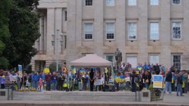 Raleigh, ABD - 24 Şubat 2024: Ukrayna 'daki savaşı protesto eden insanların barışçıl mitingi. Rusya ile 2 yıl süren tam savaş..