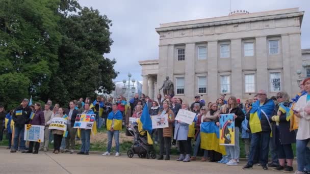 노스캐롤라이나 2024년 24일 우크라이나 침공에 항의하기 사람들의 그룹은 전쟁의 기념일에 — 비디오