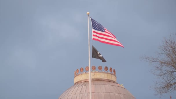 美国北卡罗莱纳州罗利市 2024年2月24日 美国国旗在蓝天上飘扬 — 图库视频影像