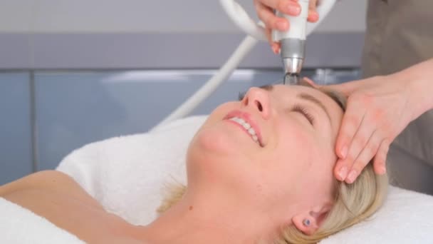 Close Rosto Mulher Sorridente Durante Uma Massagem Facial Vácuo Massagem — Vídeo de Stock
