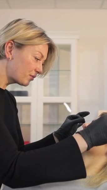Женщина Черной Одежде Перчатках Использует Большой Палец Пальцы Нанести Макияж — стоковое видео
