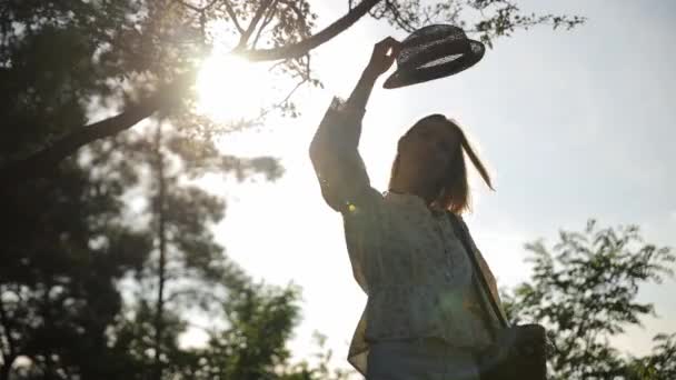 Bir Kadın Sevinçle Elinde Şapkasıyla Gökyüzünde Güzel Bir Ağacın Önünde — Stok video